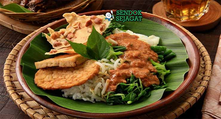 Nasi Pecel Pincuk: The Flavor of East Java That Catches Your Taste Buds