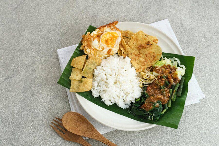 Nasi Pecel Pincuk: A Taste of East Java That Grabs Your Heart in Cilacap