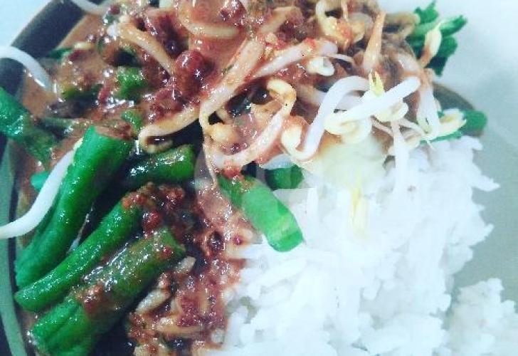 Evening Pecel Pincuk: The Flavor of East Java that Tempts Your Taste Buds in Cilacap